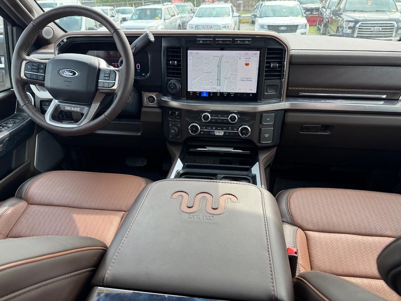 Ford Super Duty F-350 SRW Vehicle Full-screen Gallery Image 15