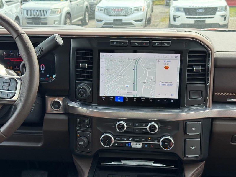 Ford Super Duty F-350 SRW Vehicle Full-screen Gallery Image 17