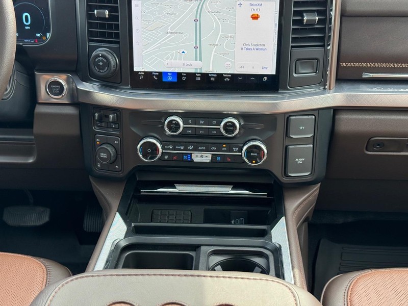 Ford Super Duty F-350 SRW Vehicle Full-screen Gallery Image 18