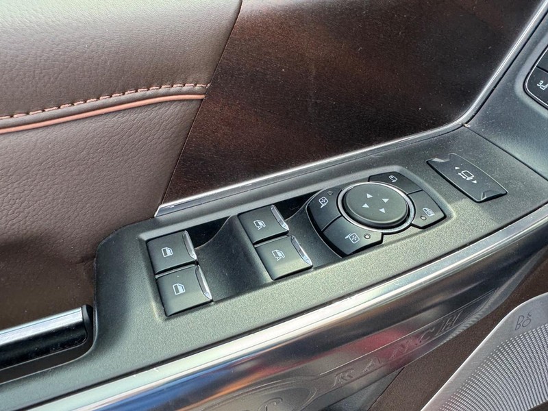 Ford Super Duty F-350 SRW Vehicle Full-screen Gallery Image 20