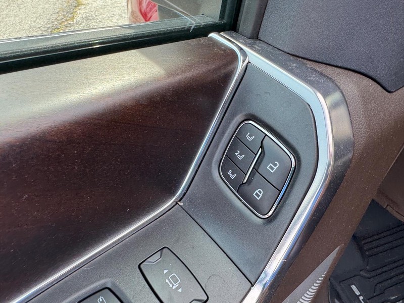 Ford Super Duty F-350 SRW Vehicle Full-screen Gallery Image 21