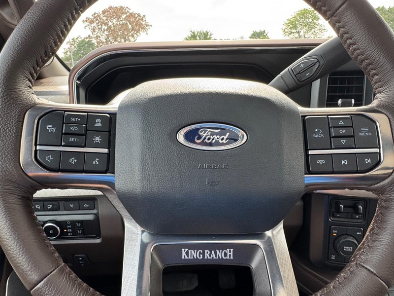 Ford Super Duty F-350 SRW Vehicle Full-screen Gallery Image 22