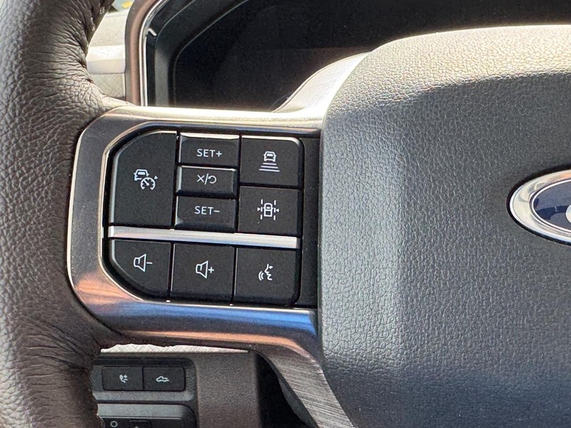 Ford Super Duty F-350 SRW Vehicle Full-screen Gallery Image 23
