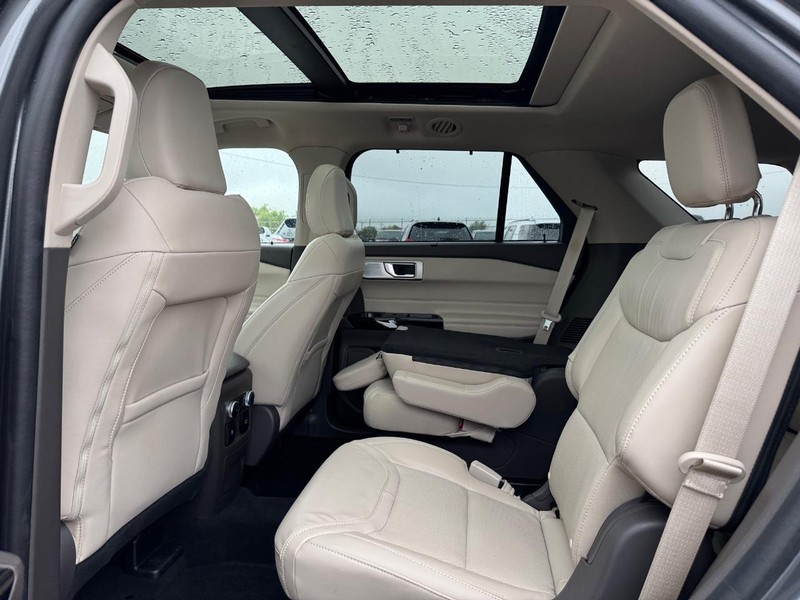 Ford Explorer Vehicle Full-screen Gallery Image 12