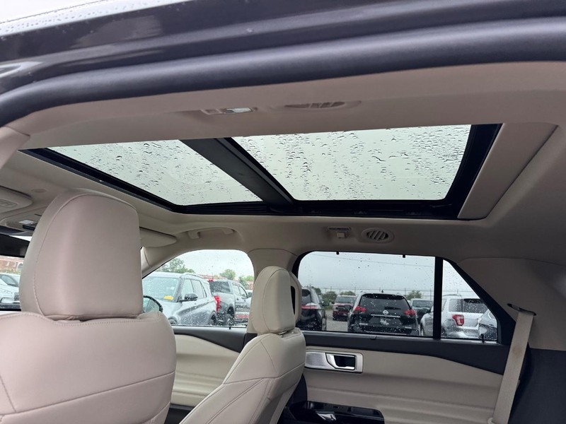 Ford Explorer Vehicle Full-screen Gallery Image 13