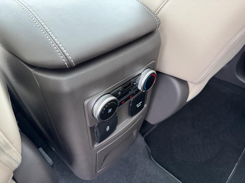 Ford Explorer Vehicle Full-screen Gallery Image 14