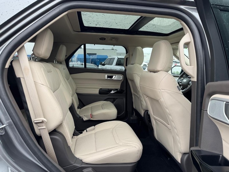 Ford Explorer Vehicle Full-screen Gallery Image 16