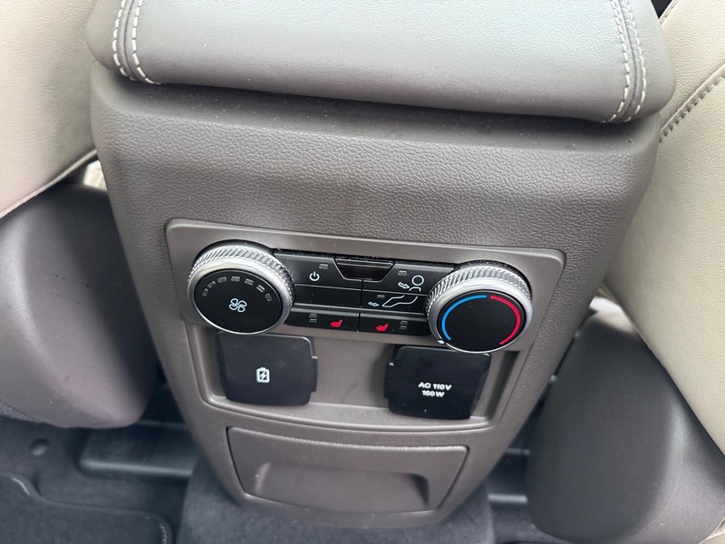Ford Explorer Vehicle Full-screen Gallery Image 17