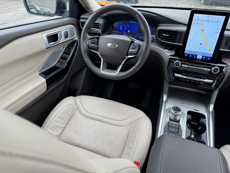 Ford Explorer Vehicle Full-screen Gallery Image 18