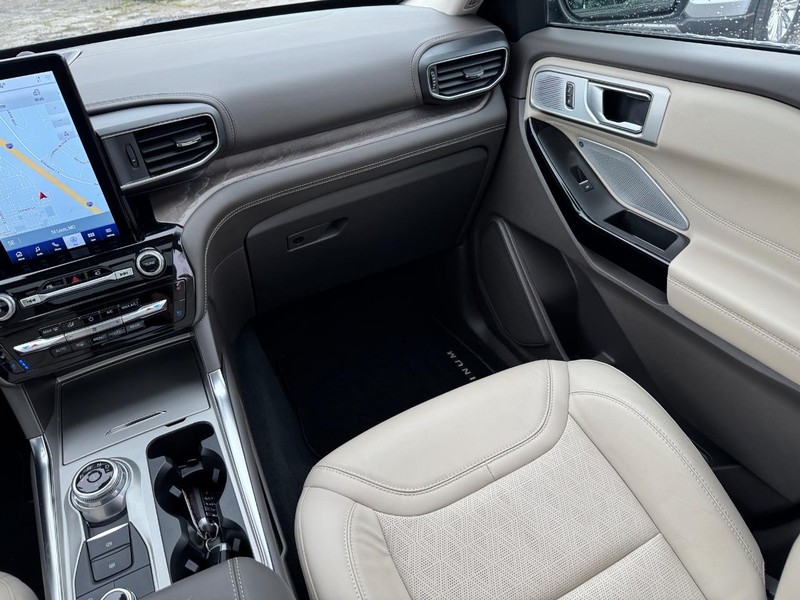 Ford Explorer Vehicle Full-screen Gallery Image 20