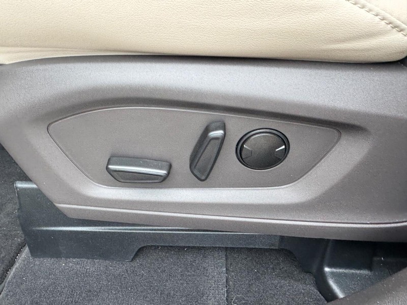 Ford Explorer Vehicle Full-screen Gallery Image 21