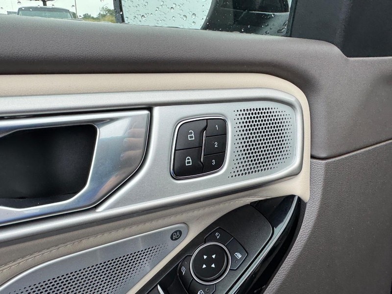 Ford Explorer Vehicle Full-screen Gallery Image 23