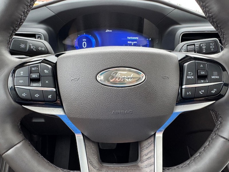 Ford Explorer Vehicle Full-screen Gallery Image 24