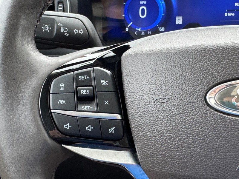 Ford Explorer Vehicle Full-screen Gallery Image 25