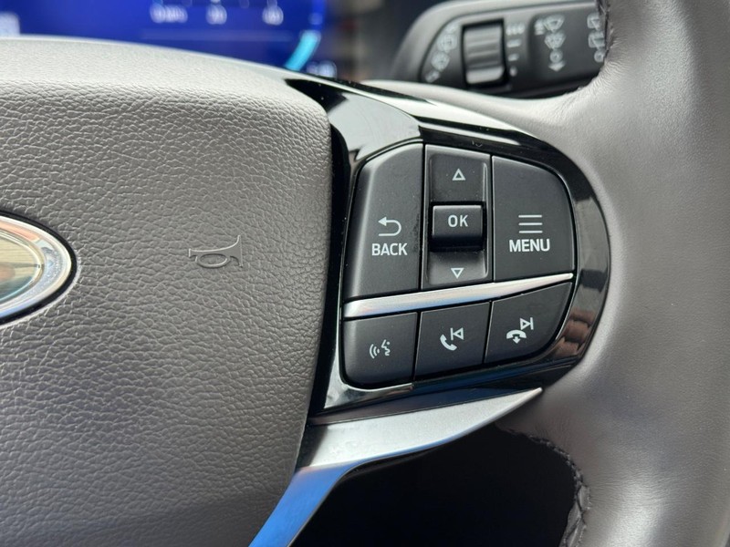 Ford Explorer Vehicle Full-screen Gallery Image 26