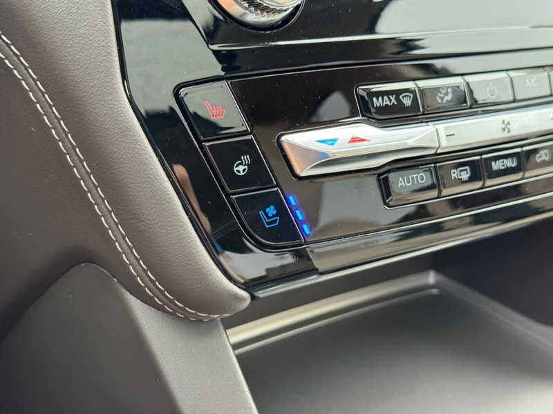 Ford Explorer Vehicle Full-screen Gallery Image 28