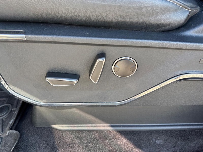 Ford F-150 Vehicle Full-screen Gallery Image 18