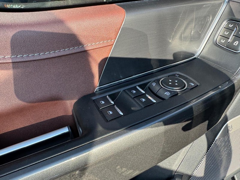 Ford F-150 Vehicle Full-screen Gallery Image 19