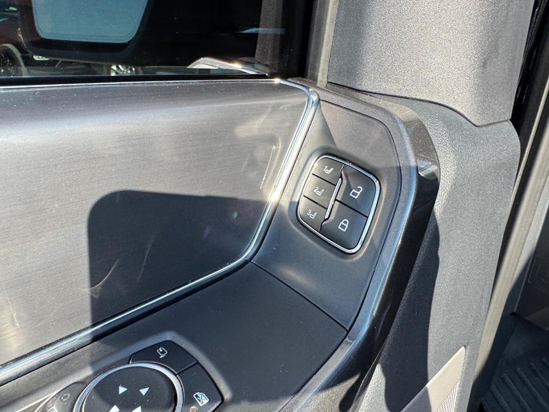 Ford F-150 Vehicle Full-screen Gallery Image 20