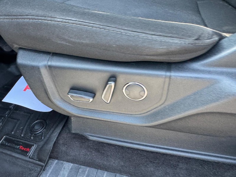 Ford F-150 Vehicle Full-screen Gallery Image 17