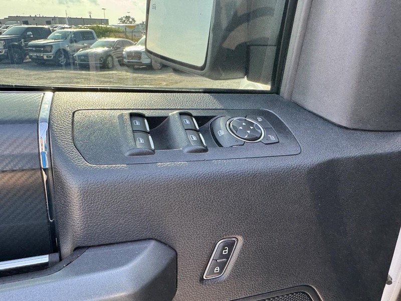 Ford F-150 Vehicle Full-screen Gallery Image 18