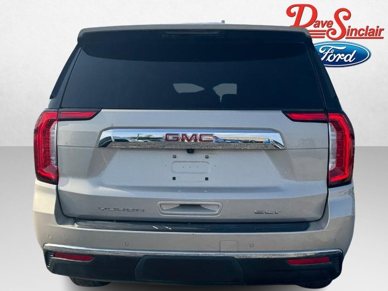GMC Yukon Vehicle Full-screen Gallery Image 08
