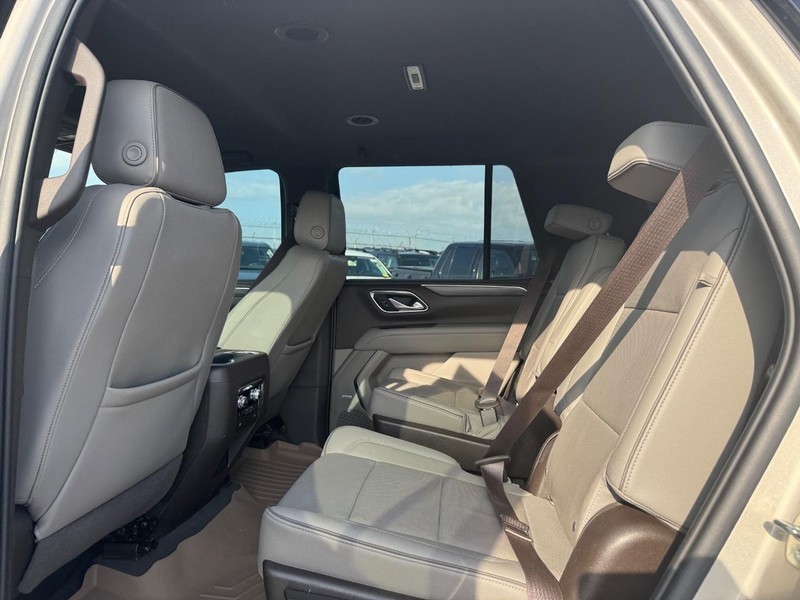 GMC Yukon Vehicle Full-screen Gallery Image 12