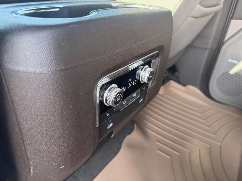GMC Yukon Vehicle Full-screen Gallery Image 13