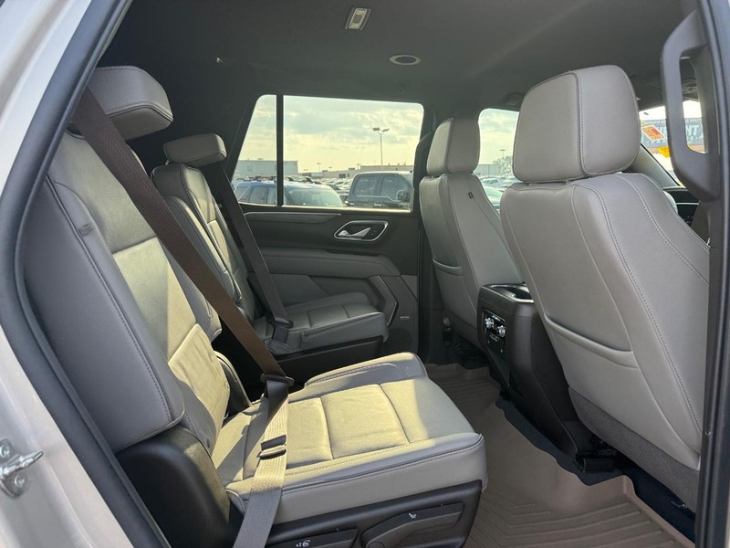 GMC Yukon Vehicle Full-screen Gallery Image 15