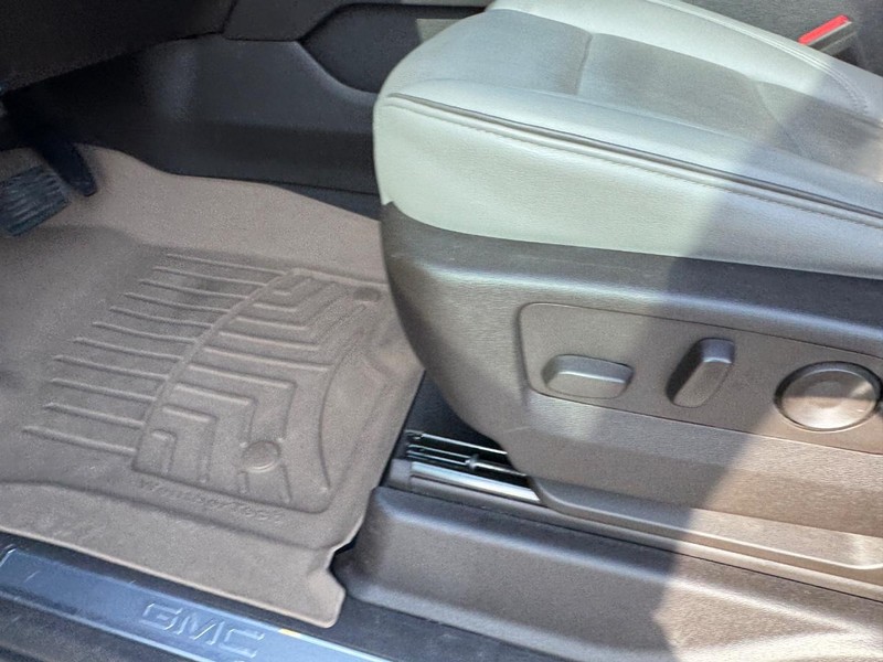 GMC Yukon Vehicle Full-screen Gallery Image 19