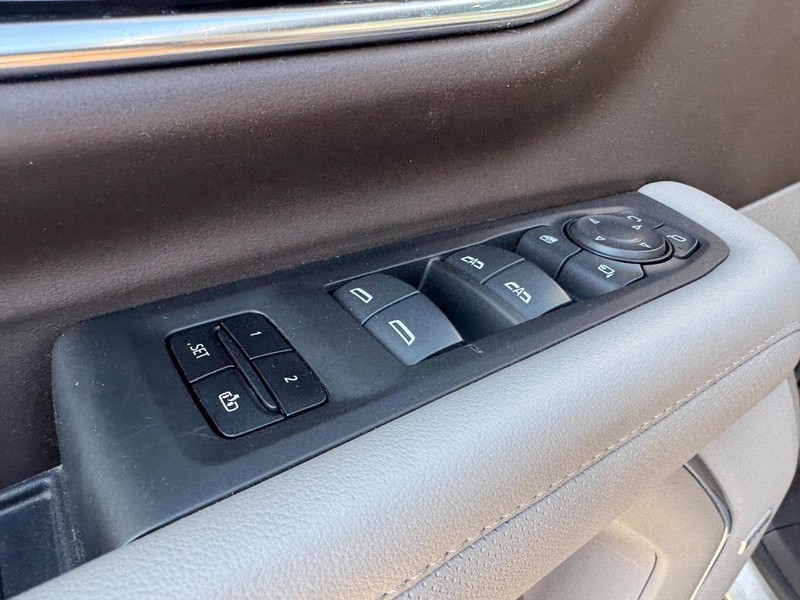 GMC Yukon Vehicle Full-screen Gallery Image 20