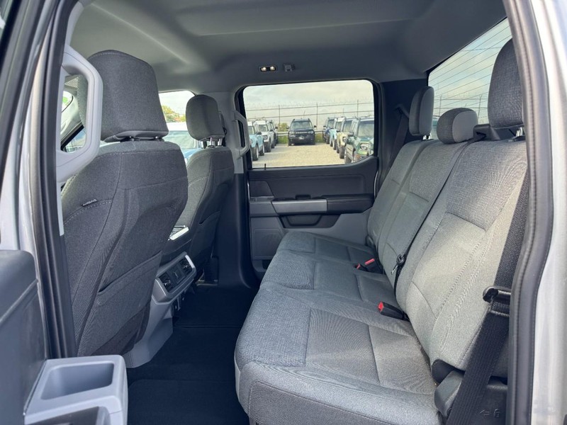 Ford F-150 Vehicle Full-screen Gallery Image 12