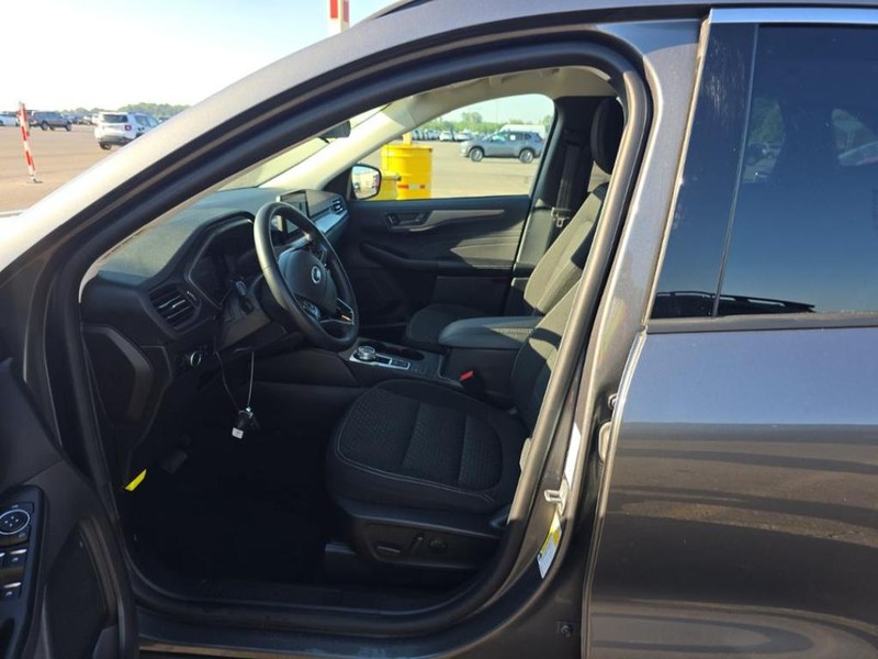 Ford Escape Vehicle Full-screen Gallery Image 04