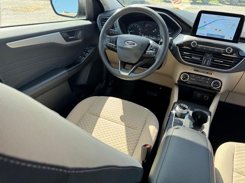 Ford Escape Vehicle Full-screen Gallery Image 14