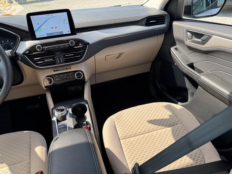 Ford Escape Vehicle Full-screen Gallery Image 16