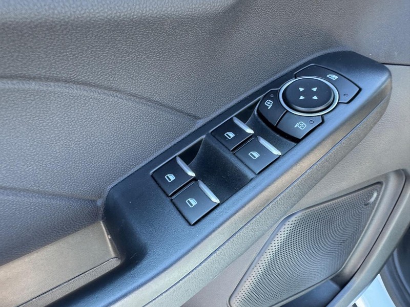 Ford Escape Vehicle Full-screen Gallery Image 18