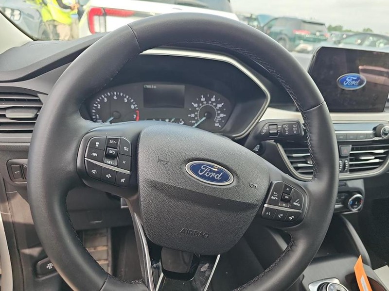 Ford Escape Vehicle Full-screen Gallery Image 05