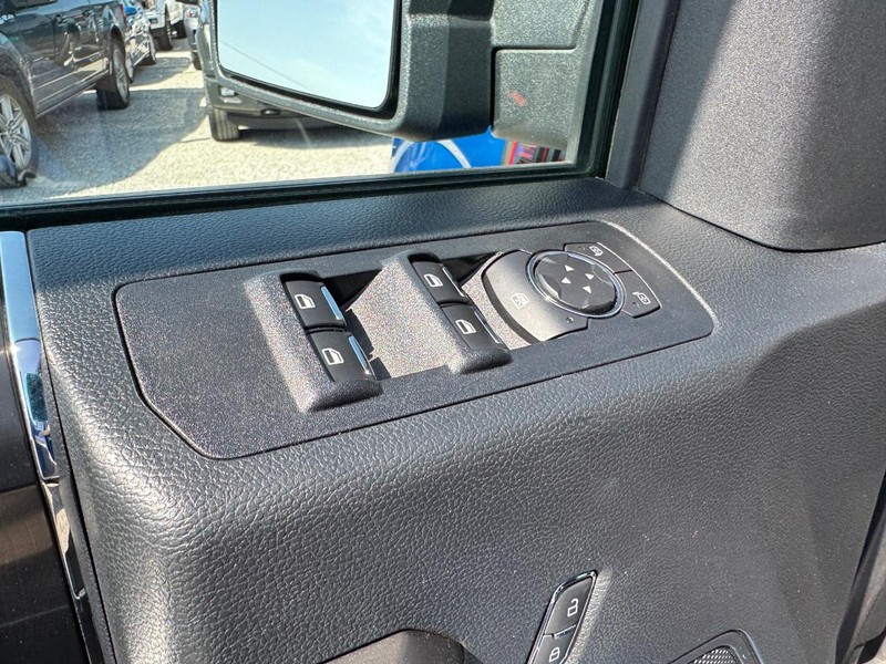 Ford F-150 Vehicle Full-screen Gallery Image 18