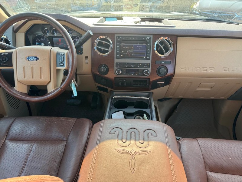 Ford Super Duty F-250 SRW Vehicle Full-screen Gallery Image 15