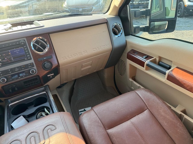 Ford Super Duty F-250 SRW Vehicle Full-screen Gallery Image 16