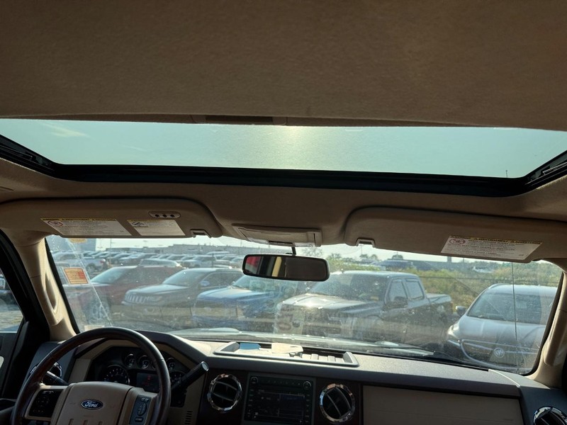 Ford Super Duty F-250 SRW Vehicle Full-screen Gallery Image 17
