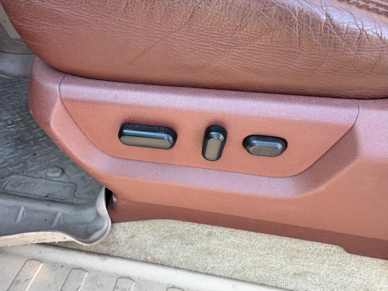 Ford Super Duty F-250 SRW Vehicle Full-screen Gallery Image 18