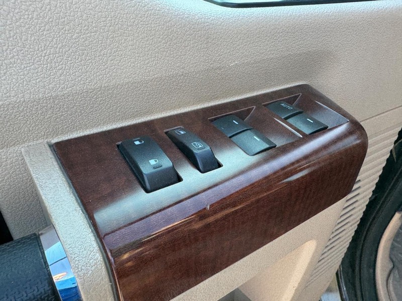 Ford Super Duty F-250 SRW Vehicle Full-screen Gallery Image 19