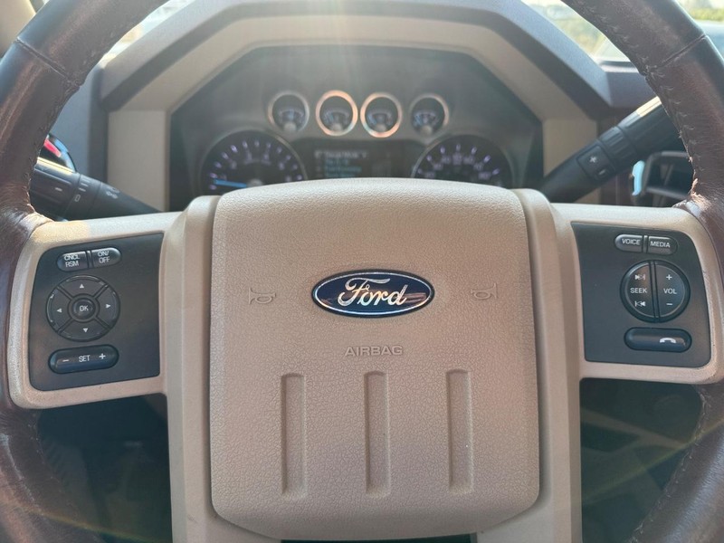 Ford Super Duty F-250 SRW Vehicle Full-screen Gallery Image 21
