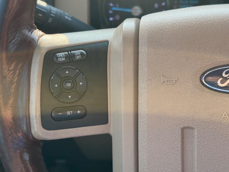 Ford Super Duty F-250 SRW Vehicle Full-screen Gallery Image 22