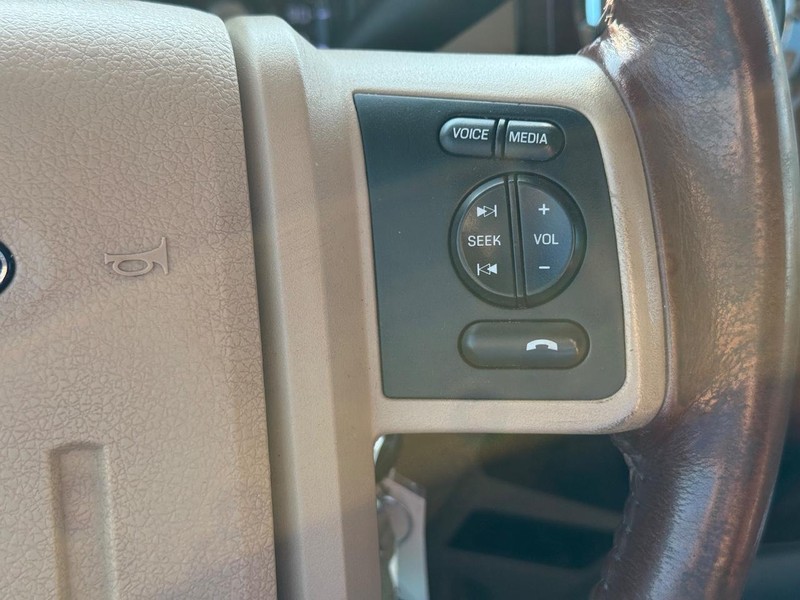 Ford Super Duty F-250 SRW Vehicle Full-screen Gallery Image 23