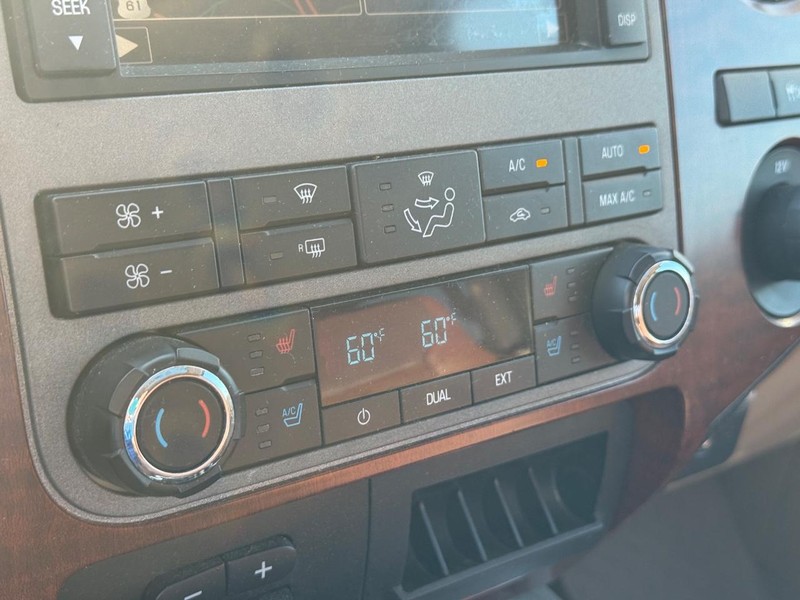 Ford Super Duty F-250 SRW Vehicle Full-screen Gallery Image 25