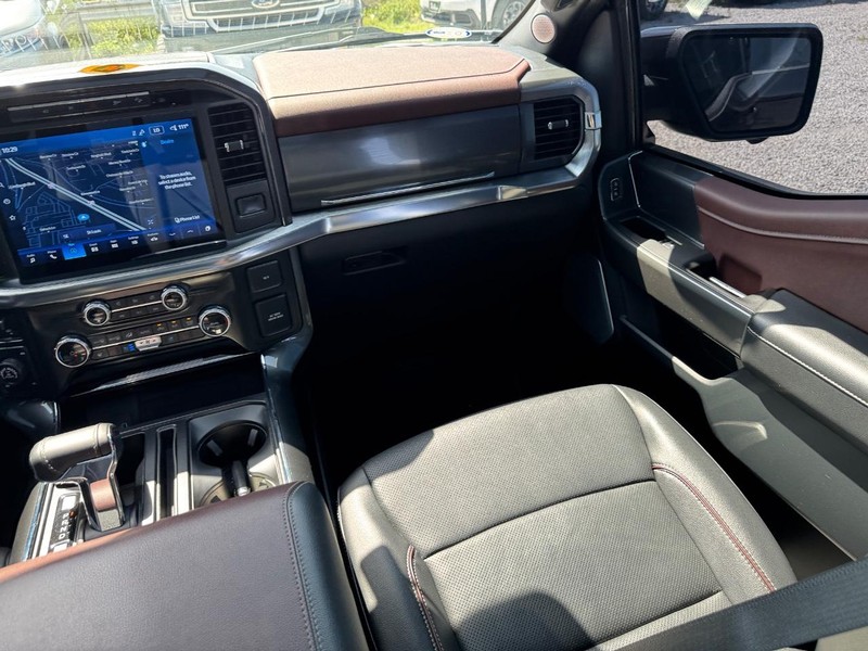 Ford F-150 Vehicle Full-screen Gallery Image 17