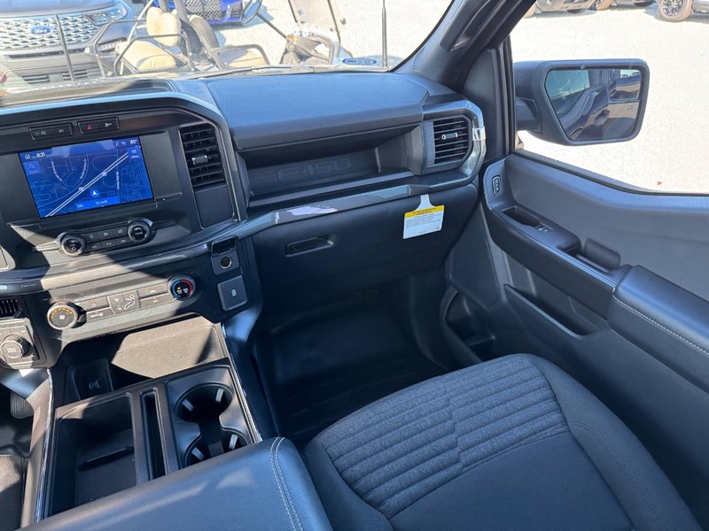 Ford F-150 Vehicle Full-screen Gallery Image 16