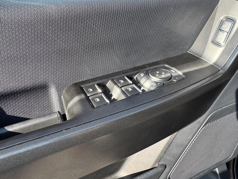Ford F-150 Vehicle Full-screen Gallery Image 17